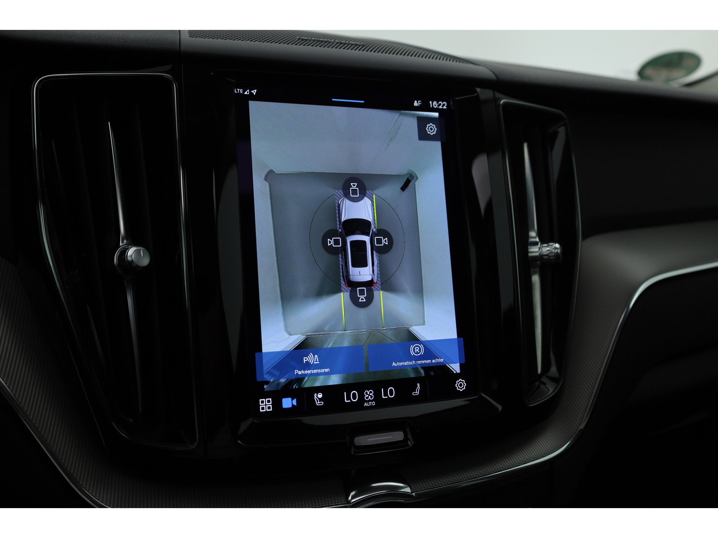 Volvo XC60 2.0 T6 Plug-in hybrid AWD Plus Dark | Trekhaak | 360 camera | Adap. Cruise | Dode hoek |Stoel + stuurverw. | Harman/ Kardon Audio