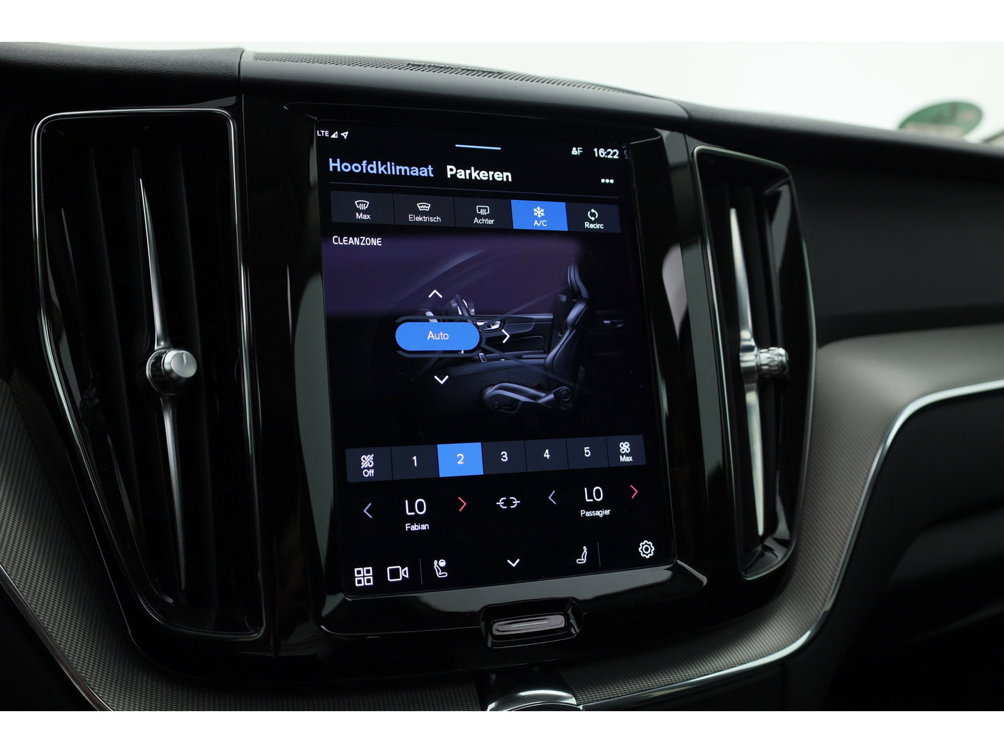 Volvo XC60 2.0 T6 Plug-in hybrid AWD Plus Dark | Trekhaak | 360 camera | Adap. Cruise | Dode hoek |Stoel + stuurverw. | Harman/ Kardon Audio