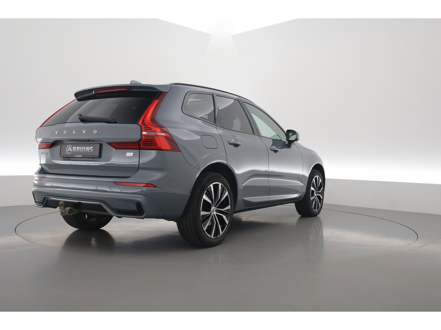 Volvo XC60 2.0 T6 Plug-in hybrid AWD Plus Dark | Trekhaak | 360 camera | Adap. Cruise | Dode hoek |Stoel + stuurverw. | Harman/ Kardon Audio