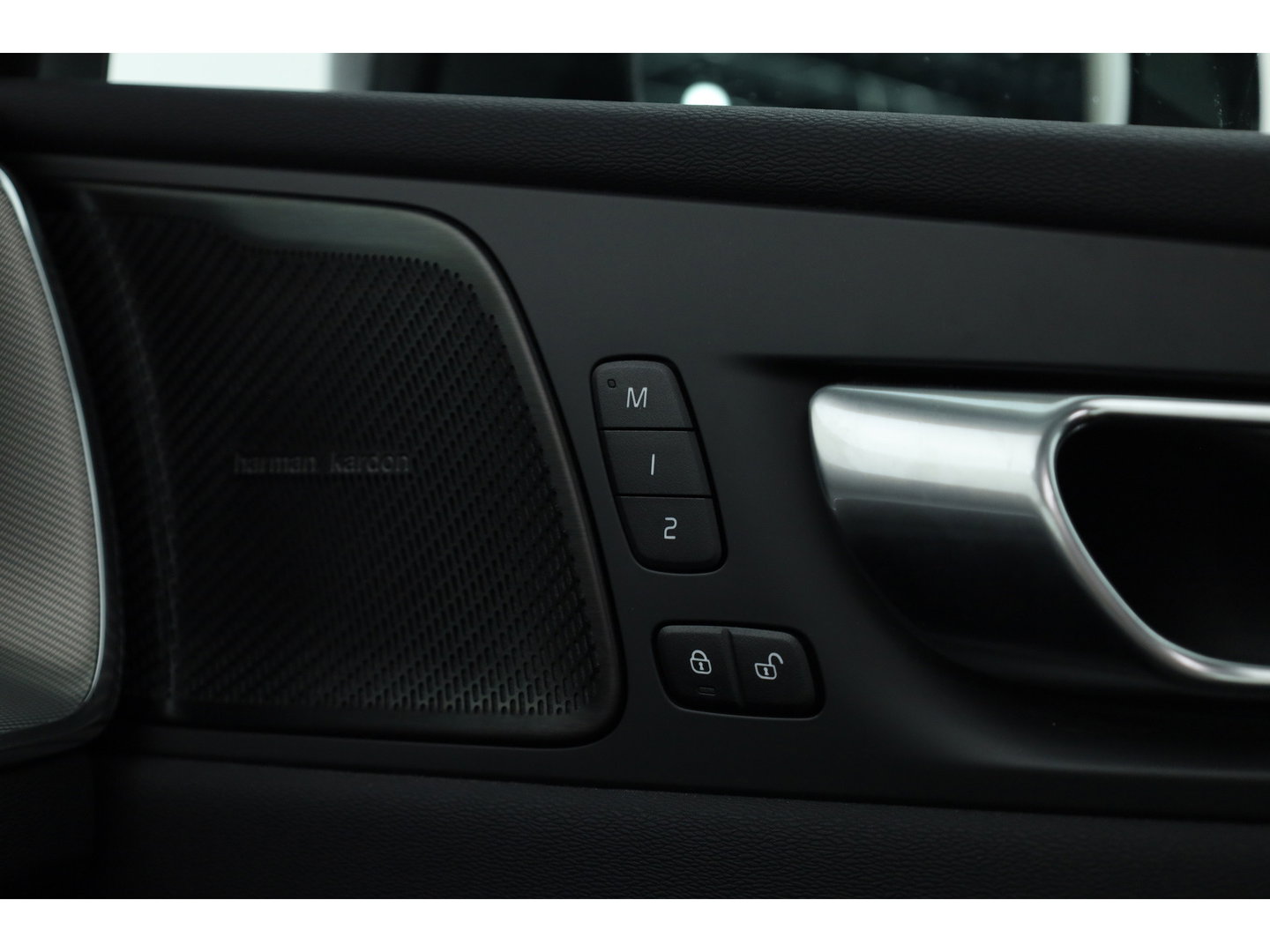 Volvo XC60 2.0 T6 Plug-in hybrid AWD Plus Dark | Trekhaak | 360 camera | Adap. Cruise | Dode hoek |Stoel + stuurverw. | Harman/ Kardon Audio