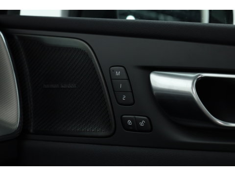 Volvo XC60 2.0 T6 Plug-in hybrid AWD Plus Dark | Trekhaak | 360 camera | Adap. Cruise | Dode hoek |Stoel + stuurverw. | Harman/ Kardon Audio