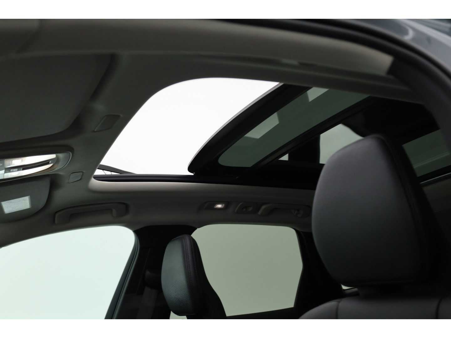 Volvo XC60 2.0 T6 Plug-in hybrid AWD Plus Dark | Trekhaak | 360 camera | Adap. Cruise | Dode hoek |Stoel + stuurverw. | Harman/ Kardon Audio