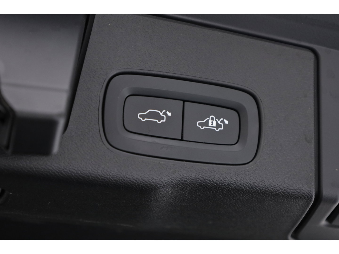 Volvo XC60 2.0 T6 Plug-in hybrid AWD Plus Dark | Trekhaak | 360 camera | Adap. Cruise | Dode hoek |Stoel + stuurverw. | Harman/ Kardon Audio