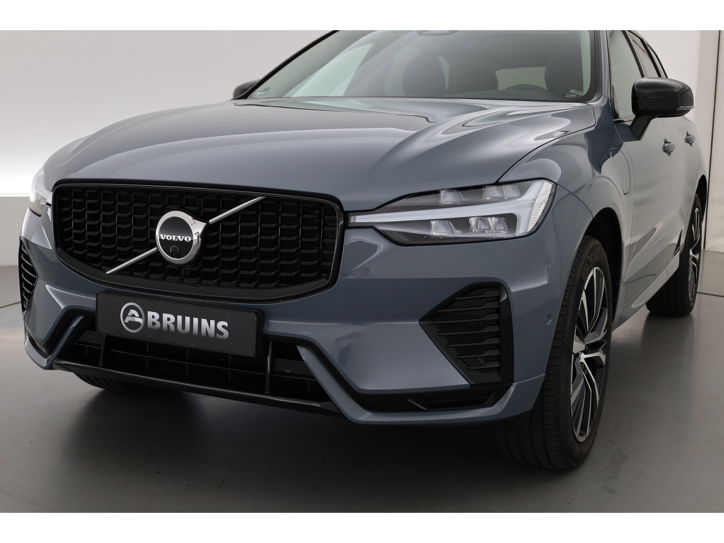 Volvo XC60 2.0 T6 Plug-in hybrid AWD Plus Dark | Trekhaak | 360 camera | Adap. Cruise | Dode hoek |Stoel + stuurverw. | Harman/ Kardon Audio