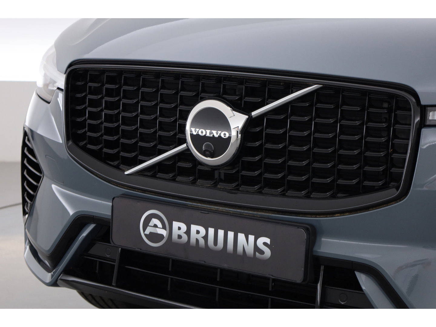 Volvo XC60 2.0 T6 Plug-in hybrid AWD Plus Dark | Trekhaak | 360 camera | Adap. Cruise | Dode hoek |Stoel + stuurverw. | Harman/ Kardon Audio
