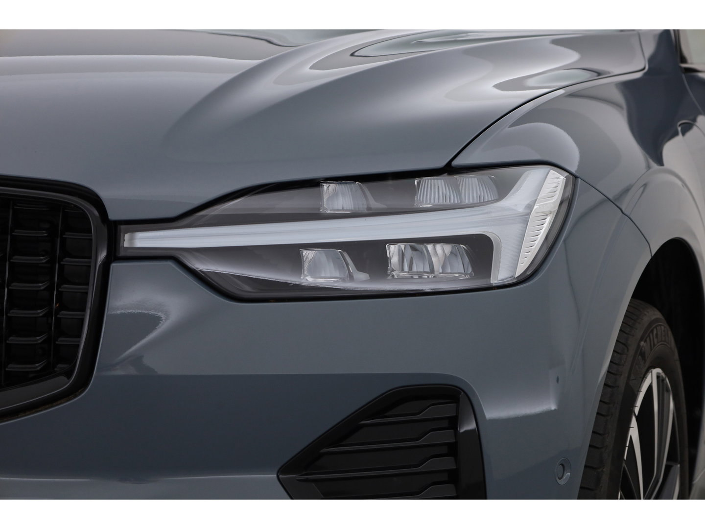 Volvo XC60 2.0 T6 Plug-in hybrid AWD Plus Dark | Trekhaak | 360 camera | Adap. Cruise | Dode hoek |Stoel + stuurverw. | Harman/ Kardon Audio