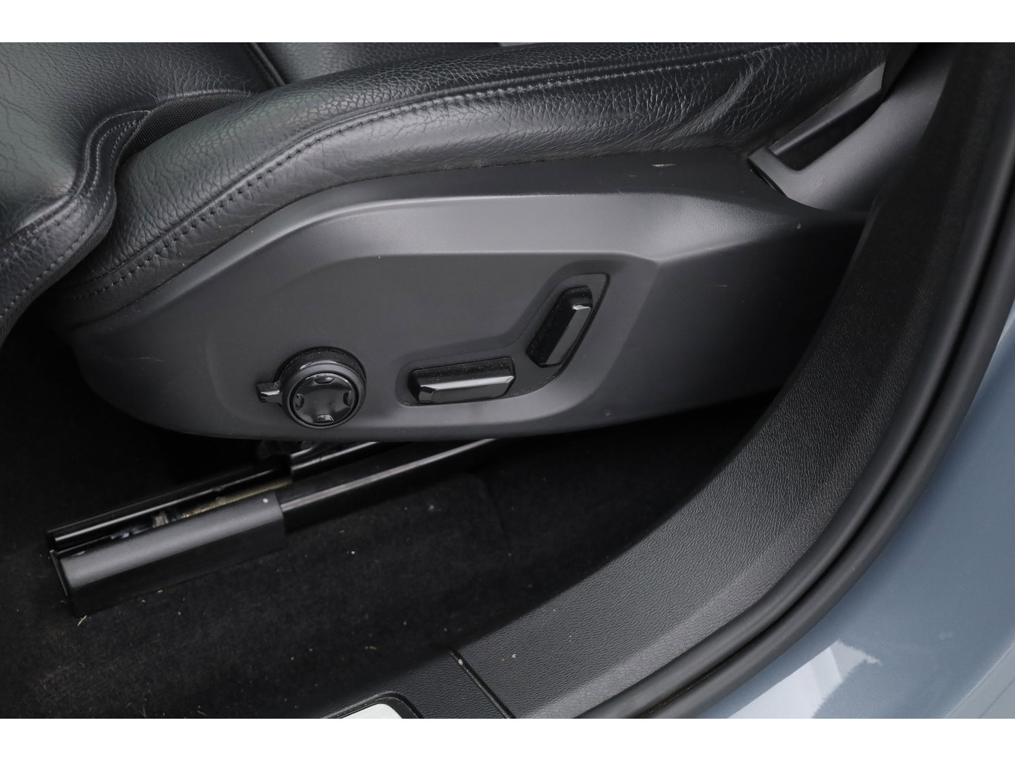 Volvo XC60 2.0 T6 Plug-in hybrid AWD Plus Dark | Trekhaak | 360 camera | Adap. Cruise | Dode hoek |Stoel + stuurverw. | Harman/ Kardon Audio