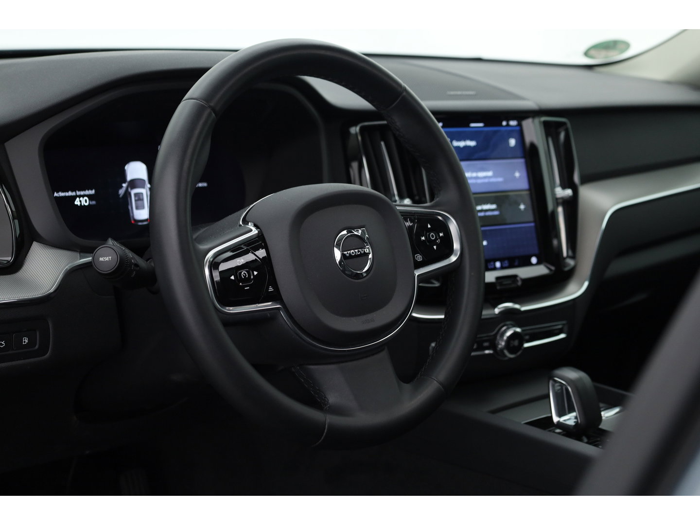 Volvo XC60 2.0 T6 Plug-in hybrid AWD Plus Dark | Trekhaak | 360 camera | Adap. Cruise | Dode hoek |Stoel + stuurverw. | Harman/ Kardon Audio