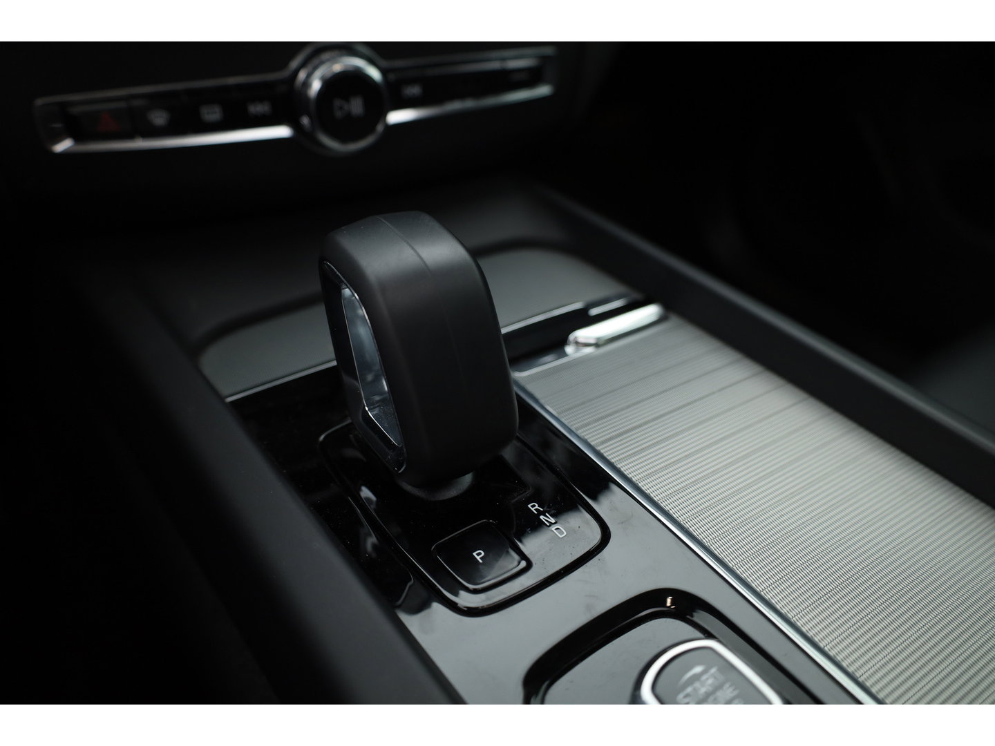 Volvo XC60 2.0 T6 Plug-in hybrid AWD Plus Dark | Trekhaak | 360 camera | Adap. Cruise | Dode hoek |Stoel + stuurverw. | Harman/ Kardon Audio