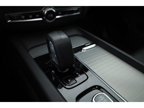 Volvo XC60 2.0 T6 Plug-in hybrid AWD Plus Dark | Trekhaak | 360 camera | Adap. Cruise | Dode hoek |Stoel + stuurverw. | Harman/ Kardon Audio