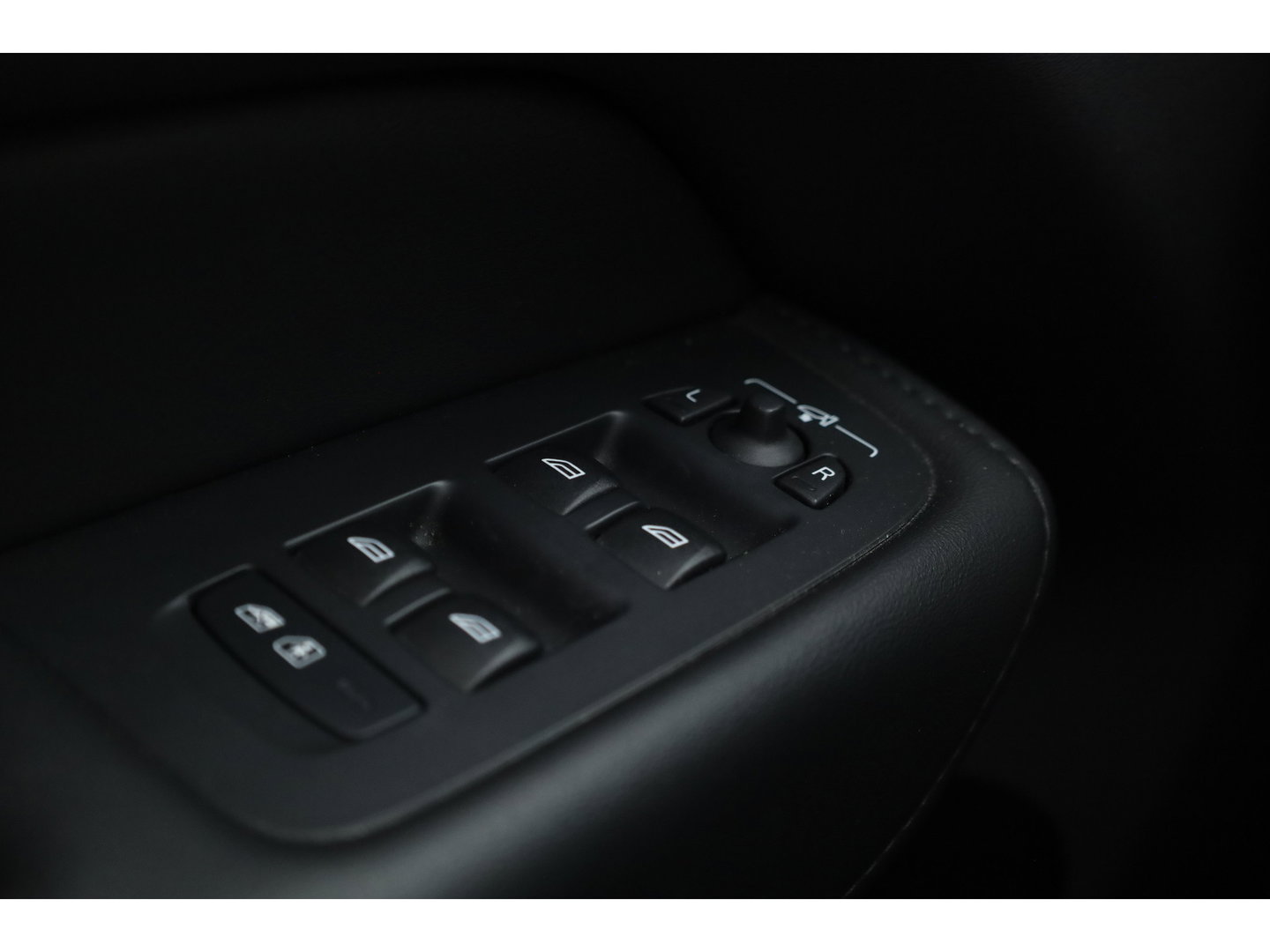 Volvo XC60 2.0 T6 Plug-in hybrid AWD Plus Dark | Trekhaak | 360 camera | Adap. Cruise | Dode hoek |Stoel + stuurverw. | Harman/ Kardon Audio