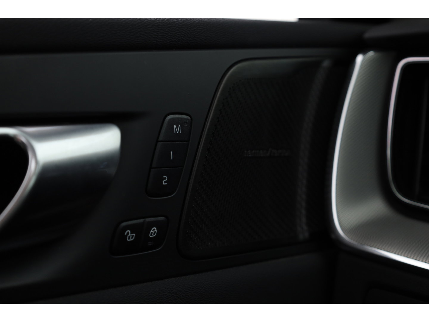 Volvo XC60 2.0 T6 Plug-in hybrid AWD Plus Dark | Trekhaak | 360 camera | Adap. Cruise | Dode hoek |Stoel + stuurverw. | Harman/ Kardon Audio