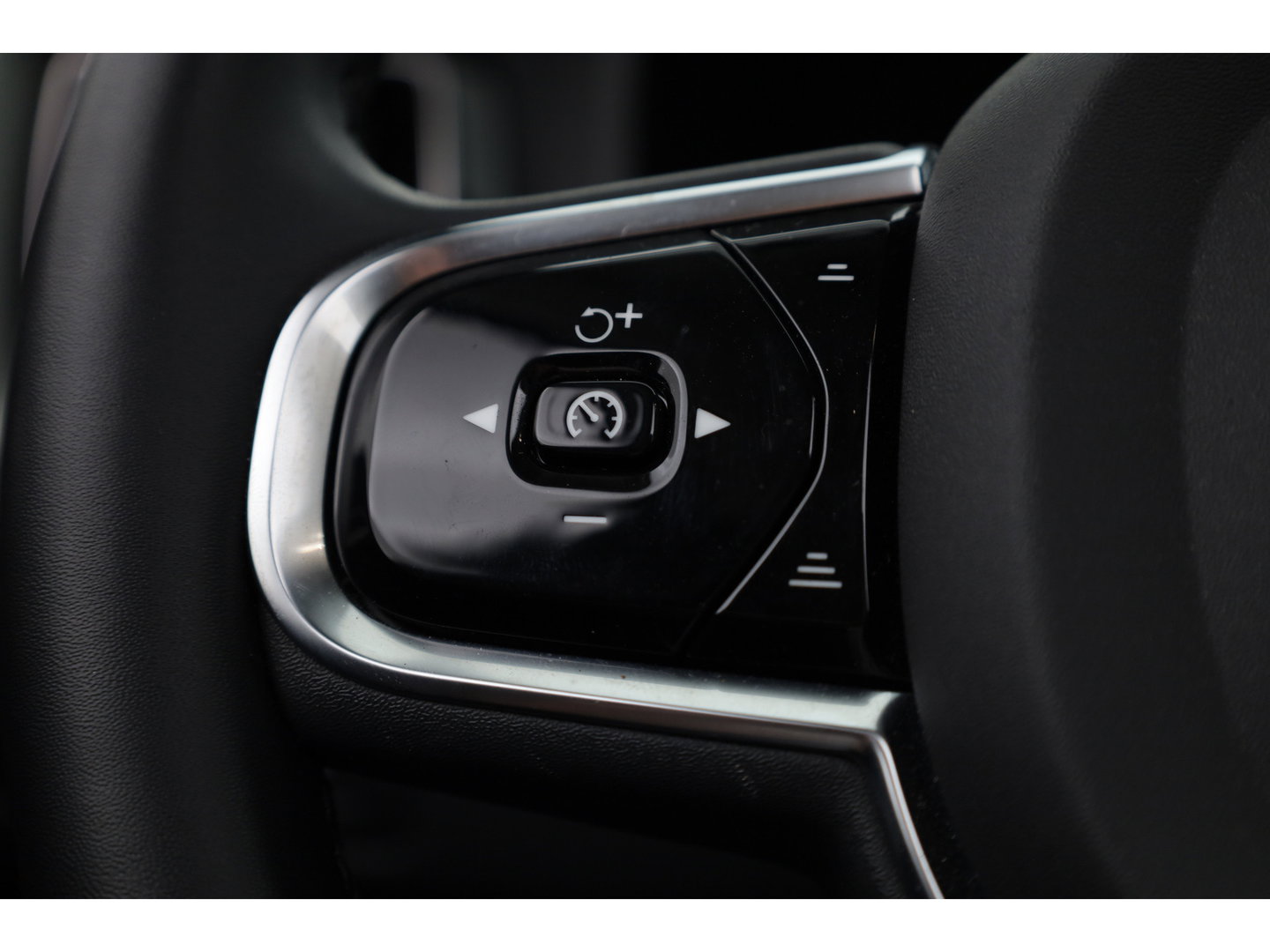 Volvo XC60 2.0 T6 Plug-in hybrid AWD Plus Dark | Trekhaak | 360 camera | Adap. Cruise | Dode hoek |Stoel + stuurverw. | Harman/ Kardon Audio