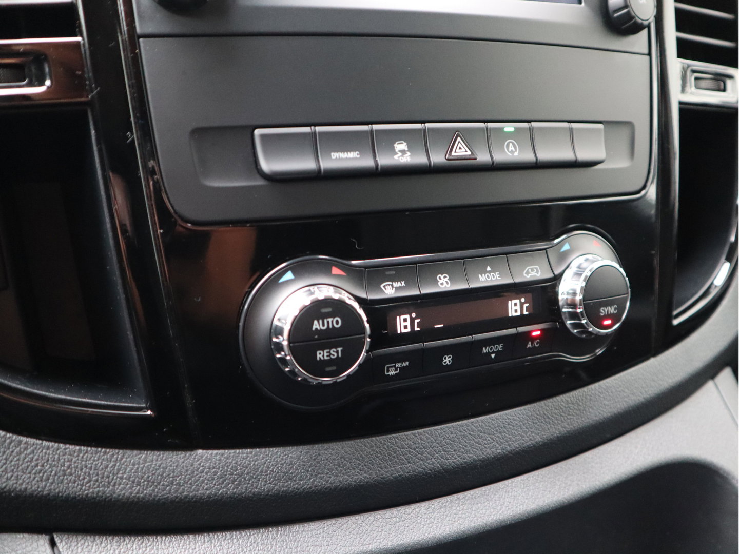 Mercedes-Benz Vito 116 CDI Automaat Euro 6 - DC 5 Pers. - 2x Schuifdr - A.Deuren - LED - Cruise - Camera