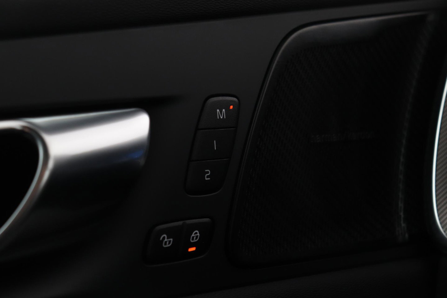 Volvo XC60 T8 Plus Dark | Harman/Kardon | Panoramadak | 360° Camera | BLIS | Stoel+Stuurverwarming | ACC