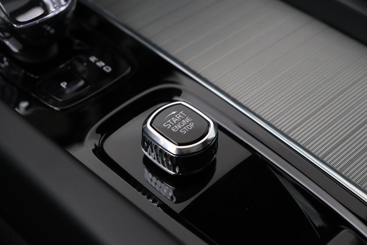 Volvo XC60 T8 Plus Dark | Harman/Kardon | Panoramadak | 360° Camera | BLIS | Stoel+Stuurverwarming | ACC