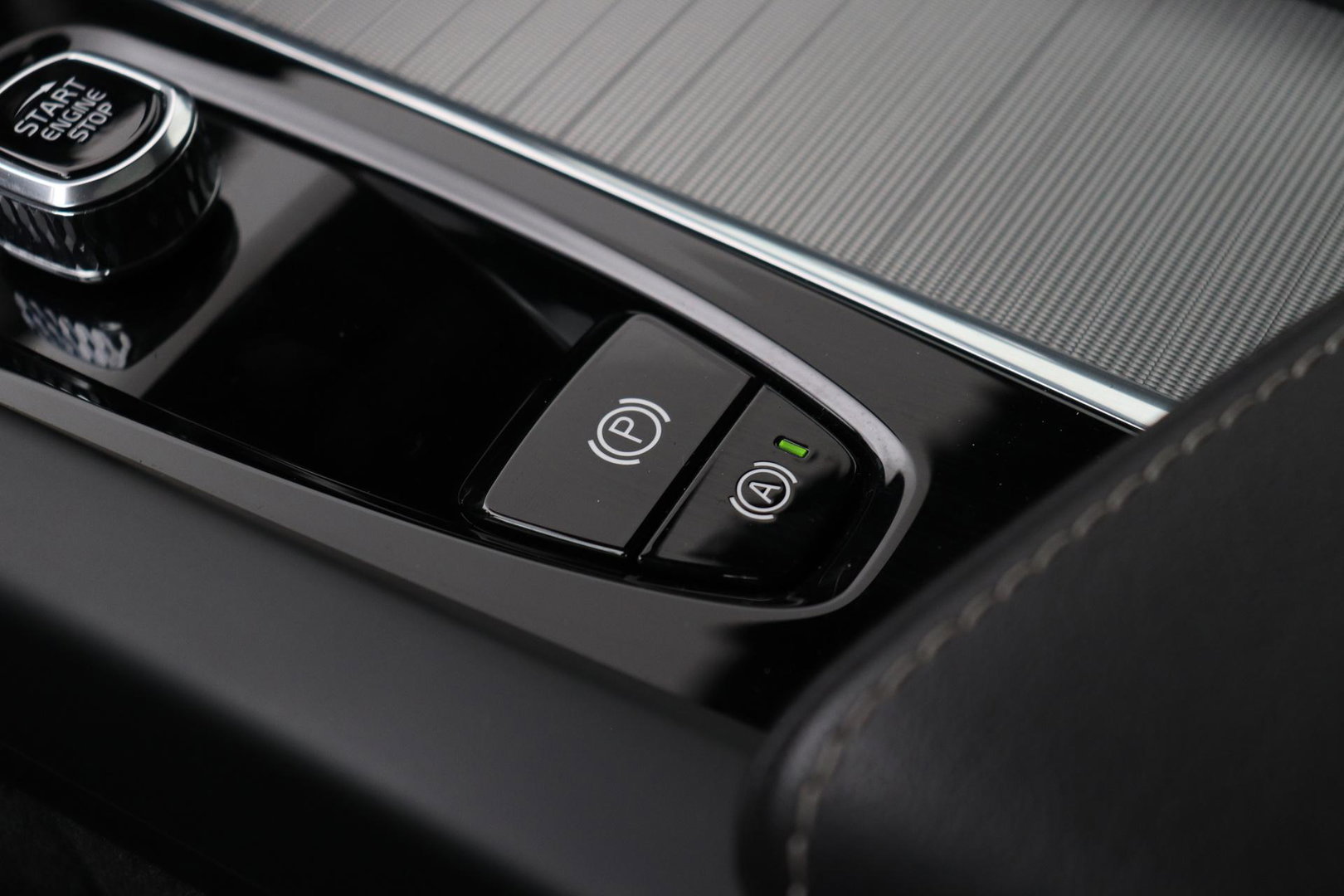 Volvo XC60 T8 Plus Dark | Harman/Kardon | Panoramadak | 360° Camera | BLIS | Stoel+Stuurverwarming | ACC