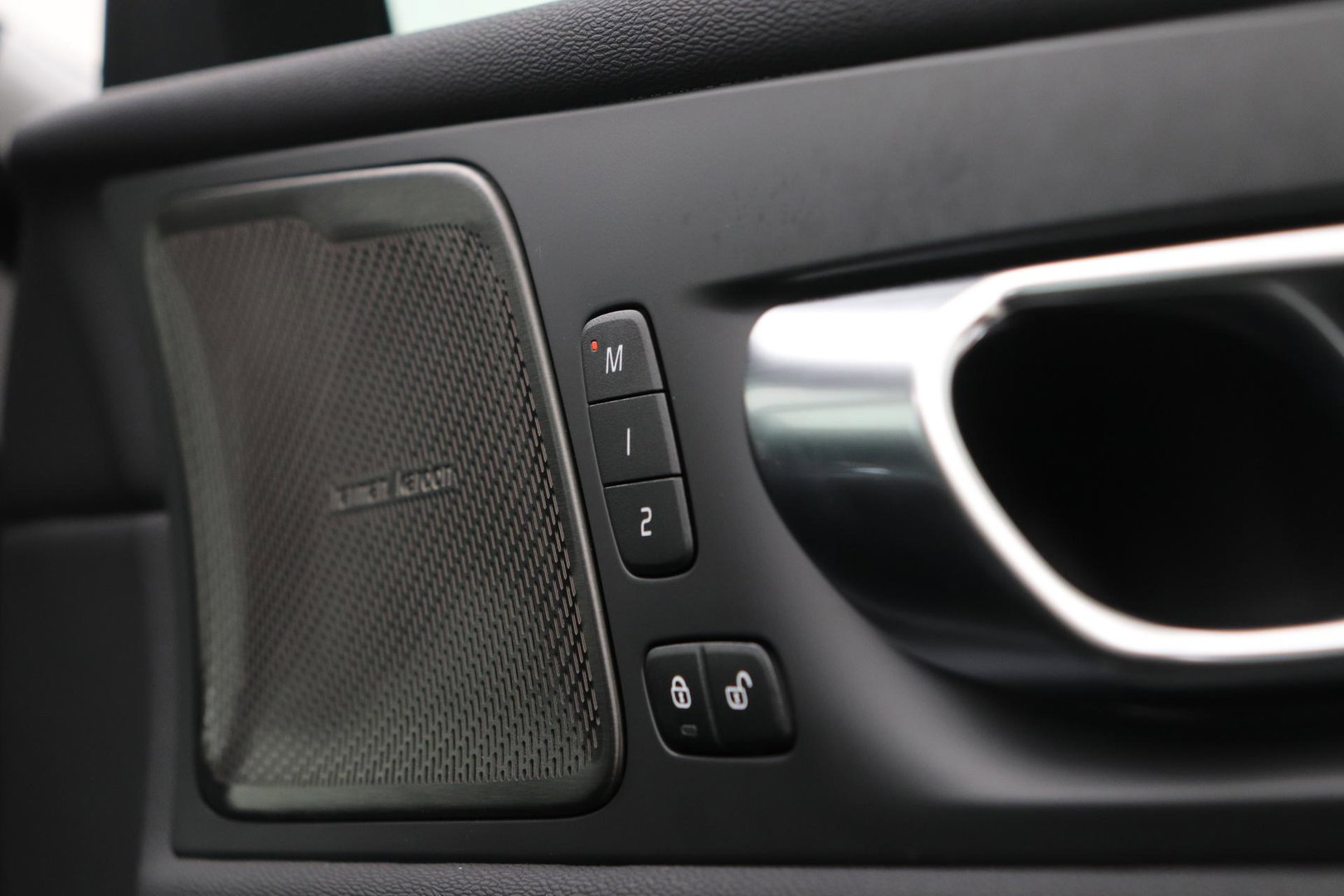 Volvo XC60 T8 Plus Dark | Harman/Kardon | Panoramadak | 360° Camera | BLIS | Stoel+Stuurverwarming | ACC