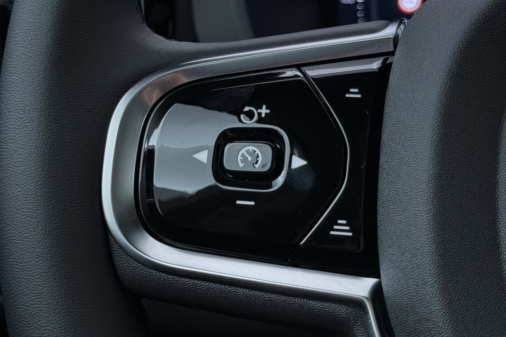 Volvo XC60 T6 Plus Black Edition | Harman/Kardon | Pilot Assist | Panoramadak | 360° Camera | Head-Up | Stoel+Stuurverwarming | 21 Inch