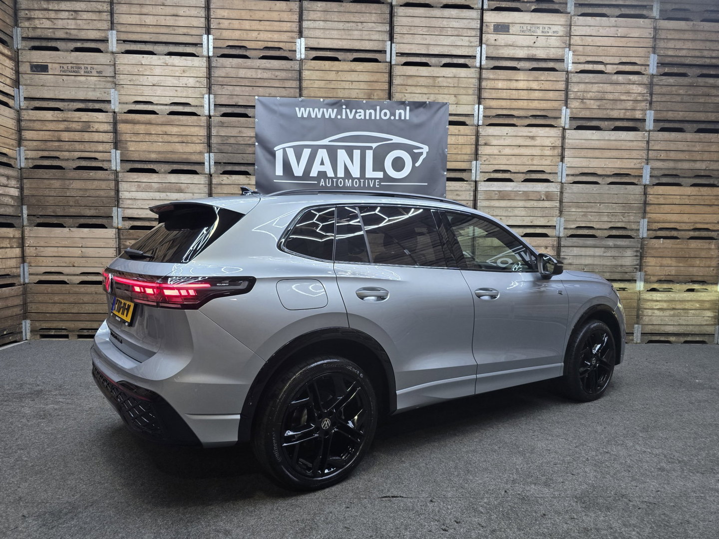 Volkswagen Tiguan 1.5 eHybrid R-Line Edition Pano Leder IQ HUD Trekhaak Blackstyle 20" LM