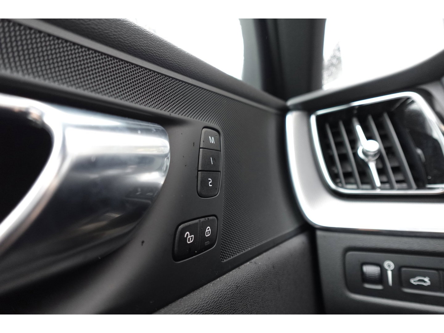 Volvo XC60 2.0 T8 Twin Engine AWD Design PANO EYLESS CAM