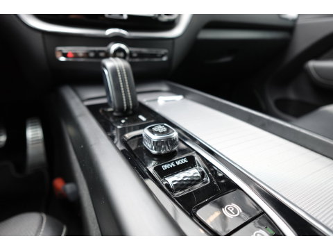 Volvo XC60 2.0 T8 Twin Engine AWD Design PANO EYLESS CAM