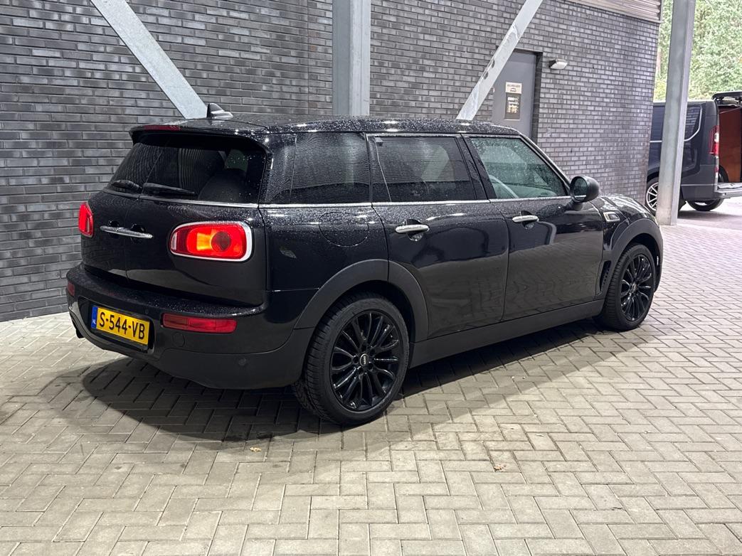 MINI Clubman 1.5 One D Chili Serious Business | Panoramadak | Automaat | Navigatie | Cruise Control | Airco | PDC | MINI Connected