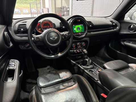 MINI Clubman 1.5 One D Chili Serious Business | Panoramadak | Automaat | Navigatie | Cruise Control | Airco | PDC | MINI Connected