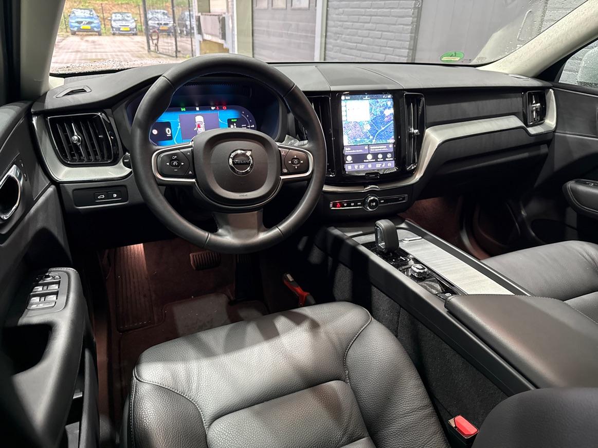 Volvo XC60 T6 Essential Bright | Panoramadak | Trekhaak | Pilot Assist | BLIS | Camera | Stoel+Stuurverwarming | ACC