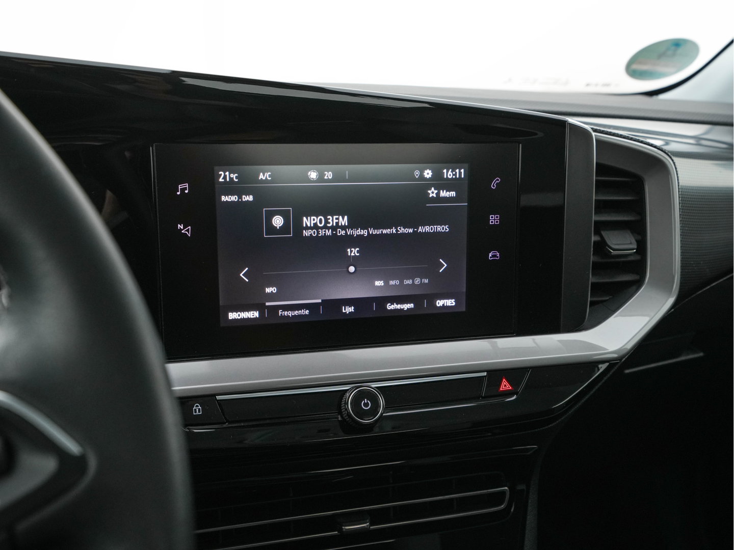 Opel Mokka-e Business Elegance 50-kWh (3-Fase-11kw) { SoH-100%} *HEATPUMP | MICROFIBRE | DIGI-COCKPIT | FULL-LED | CAMERA | COMFORTSEATS | KEYLESS | DAB+ | ECC | CRUISE | 16''ALU*
