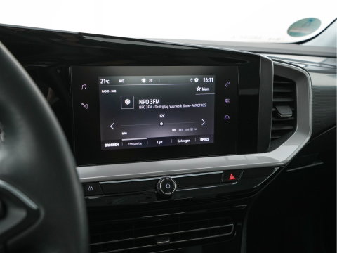 Opel Mokka-e Business Elegance 50-kWh (3-Fase-11kw) { SoH-100%} *HEATPUMP | MICROFIBRE | DIGI-COCKPIT | FULL-LED | CAMERA | COMFORTSEATS | KEYLESS | DAB+ | ECC | CRUISE | 16''ALU*