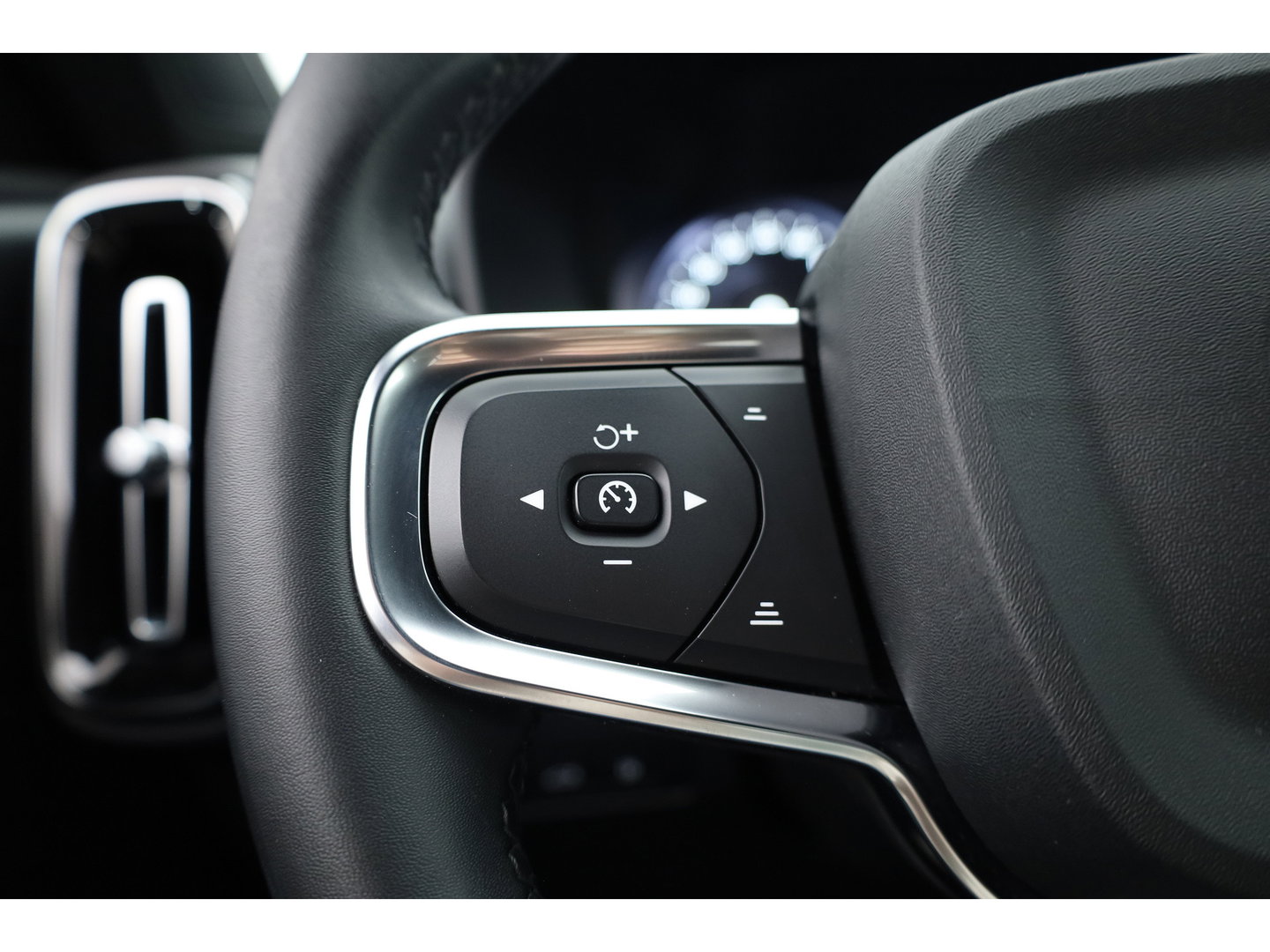 Volvo XC40 1.5 T5 Plug-in hybrid Plus Dark | Trekhaak | 360 camera | Stoel + stuurverw. | Elek. stoelen |