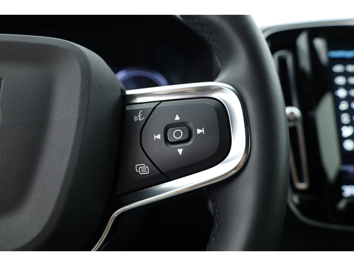 Volvo XC40 1.5 T5 Plug-in hybrid Plus Dark | Trekhaak | 360 camera | Stoel + stuurverw. | Elek. stoelen |