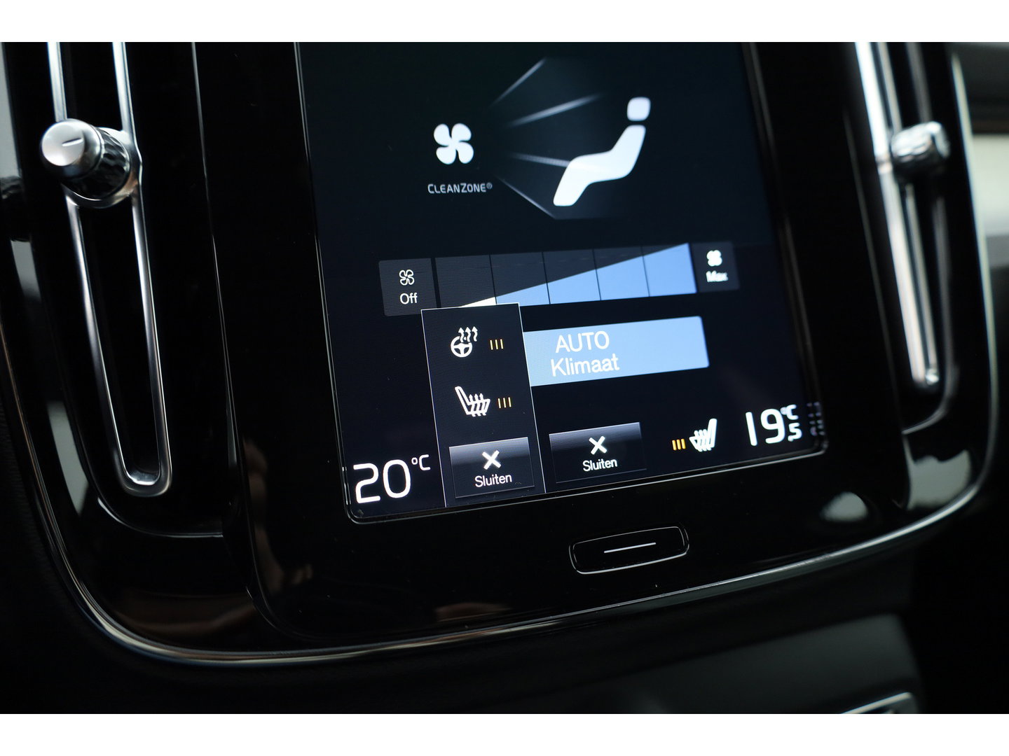 Volvo XC40 1.5 T5 Plug-in hybrid Plus Dark | Trekhaak | 360 camera | Stoel + stuurverw. | Elek. stoelen |