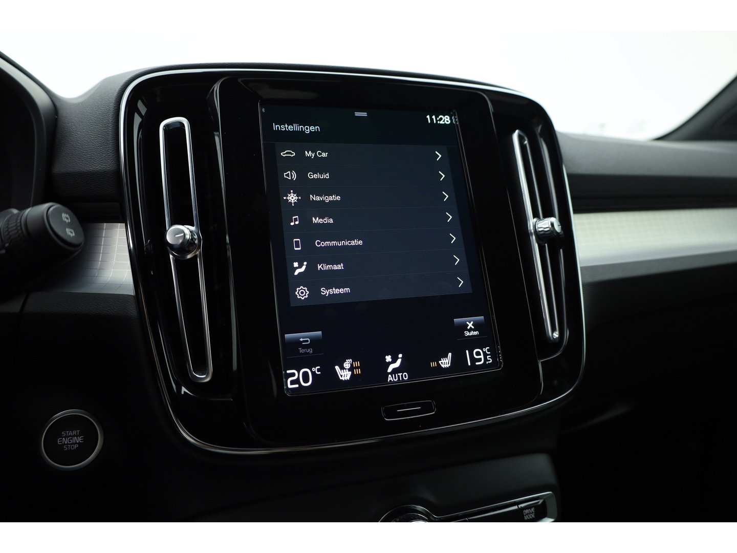 Volvo XC40 1.5 T5 Plug-in hybrid Plus Dark | Trekhaak | 360 camera | Stoel + stuurverw. | Elek. stoelen |