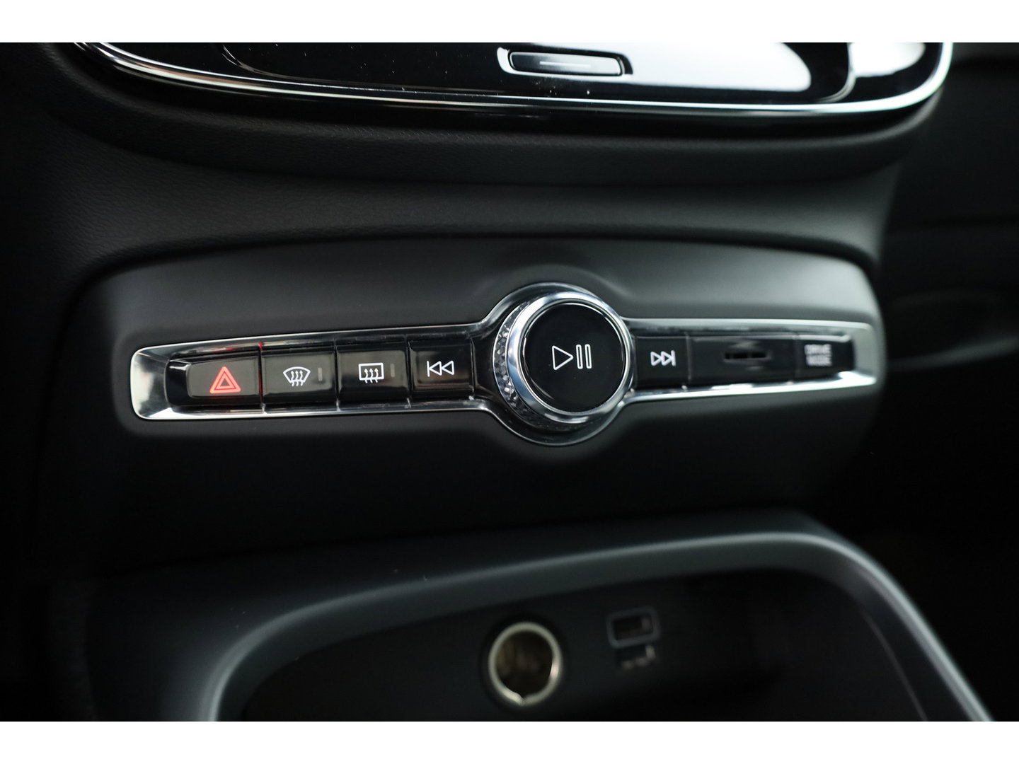 Volvo XC40 1.5 T5 Plug-in hybrid Plus Dark | Trekhaak | 360 camera | Stoel + stuurverw. | Elek. stoelen |