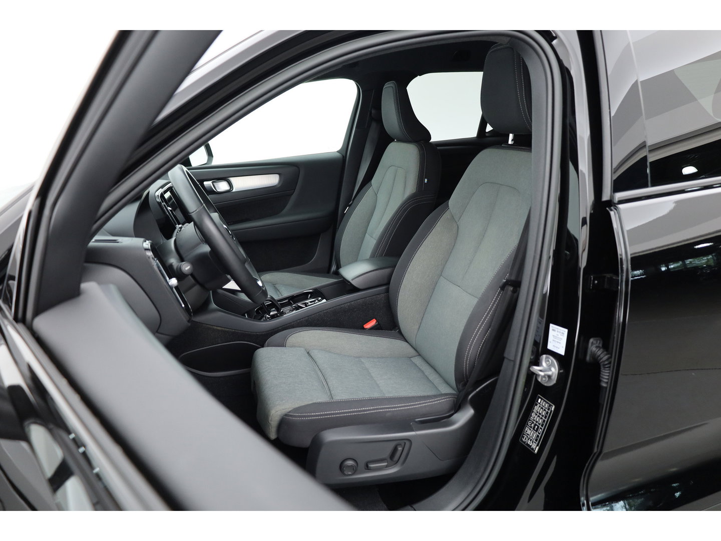 Volvo XC40 1.5 T5 Plug-in hybrid Plus Dark | Trekhaak | 360 camera | Stoel + stuurverw. | Elek. stoelen |