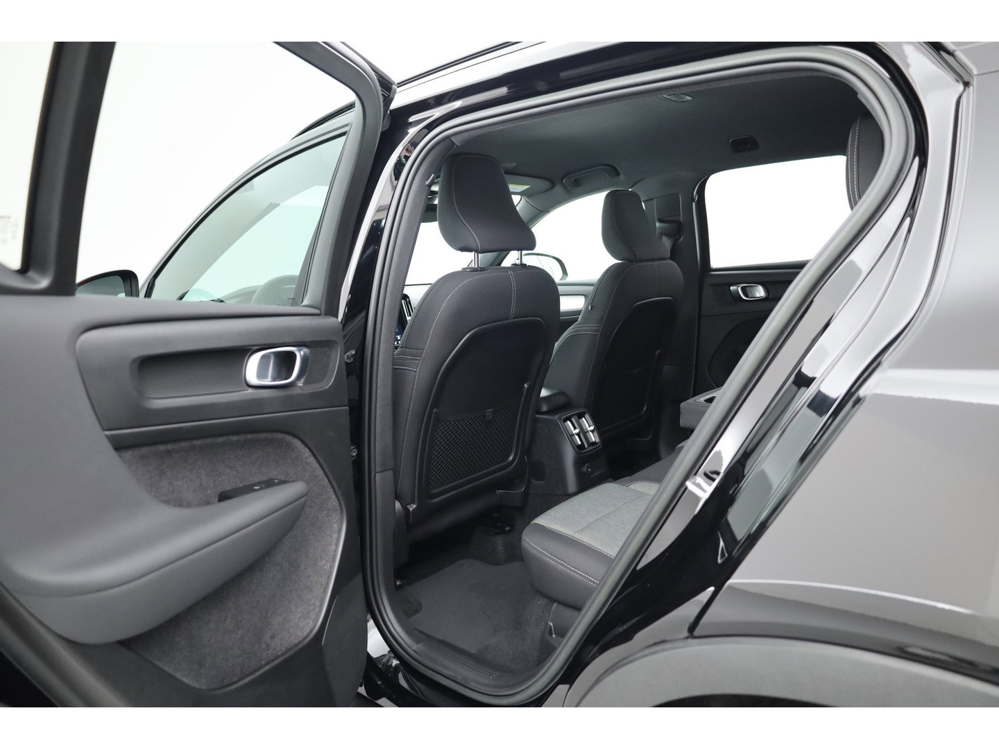 Volvo XC40 1.5 T5 Plug-in hybrid Plus Dark | Trekhaak | 360 camera | Stoel + stuurverw. | Elek. stoelen |