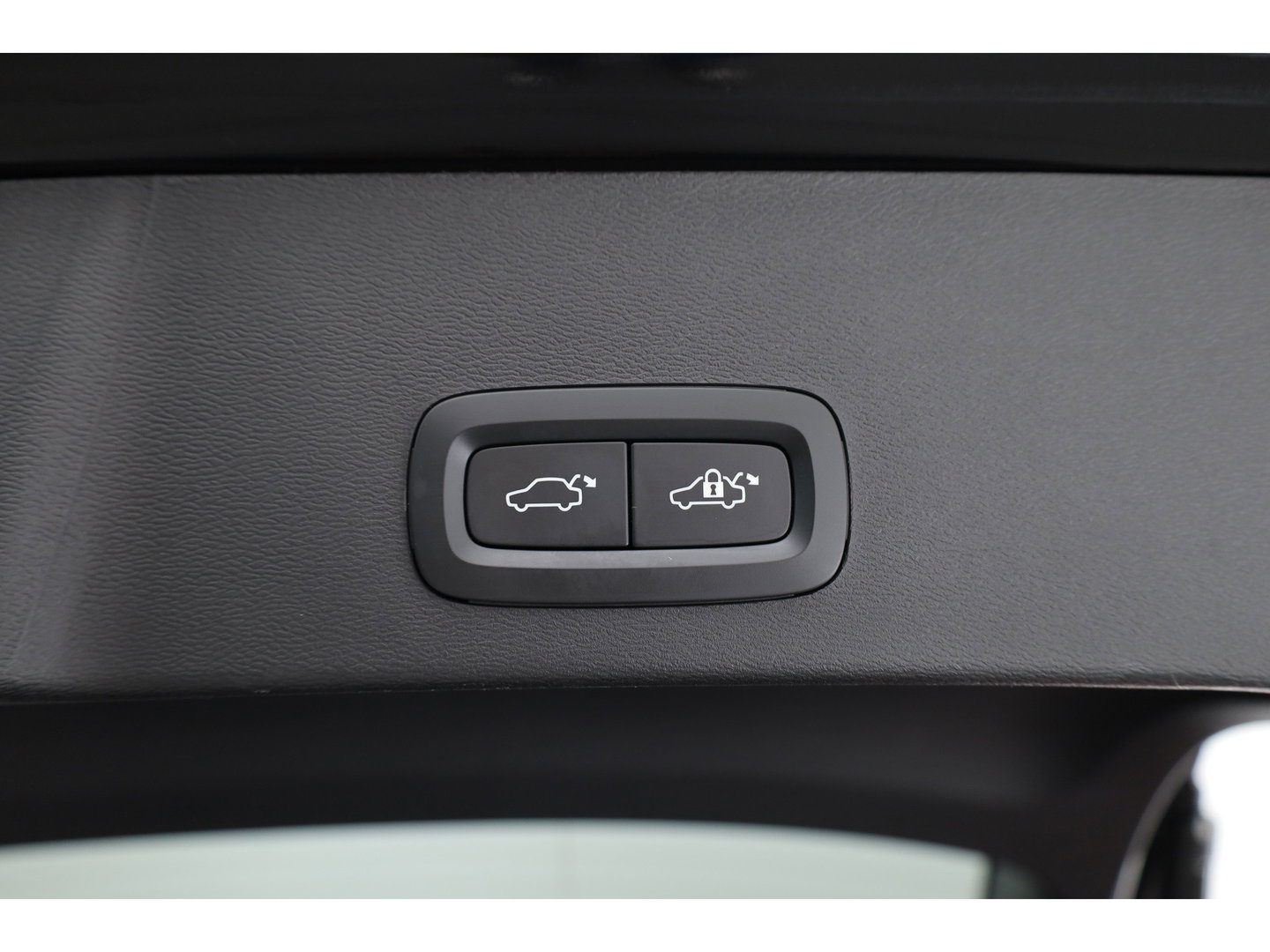 Volvo XC40 1.5 T5 Plug-in hybrid Plus Dark | Trekhaak | 360 camera | Stoel + stuurverw. | Elek. stoelen |