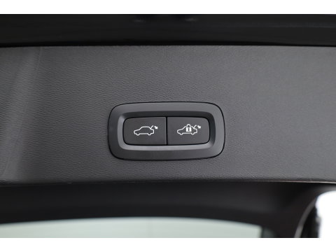 Volvo XC40 1.5 T5 Plug-in hybrid Plus Dark | Trekhaak | 360 camera | Stoel + stuurverw. | Elek. stoelen |