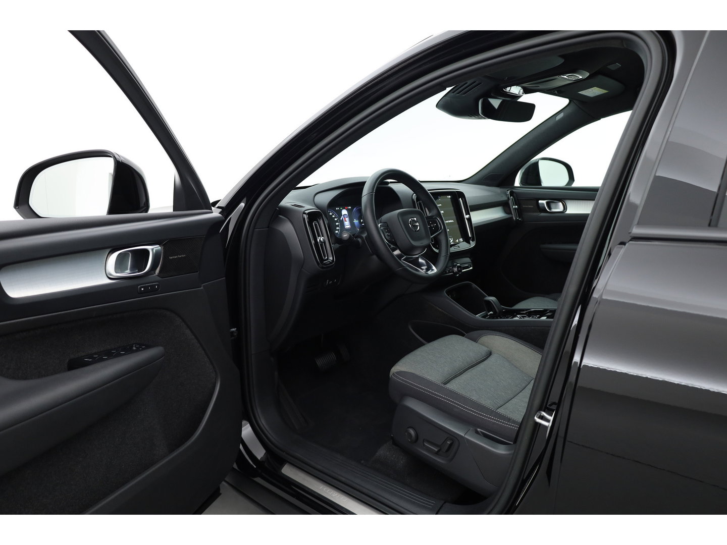 Volvo XC40 1.5 T5 Plug-in hybrid Plus Dark | Trekhaak | 360 camera | Stoel + stuurverw. | Elek. stoelen |