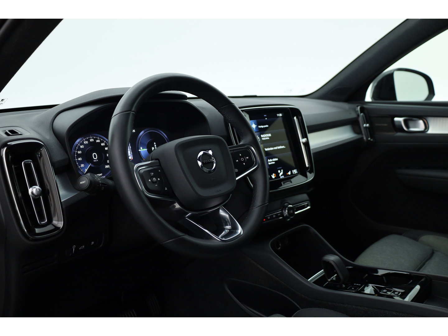 Volvo XC40 1.5 T5 Plug-in hybrid Plus Dark | Trekhaak | 360 camera | Stoel + stuurverw. | Elek. stoelen |