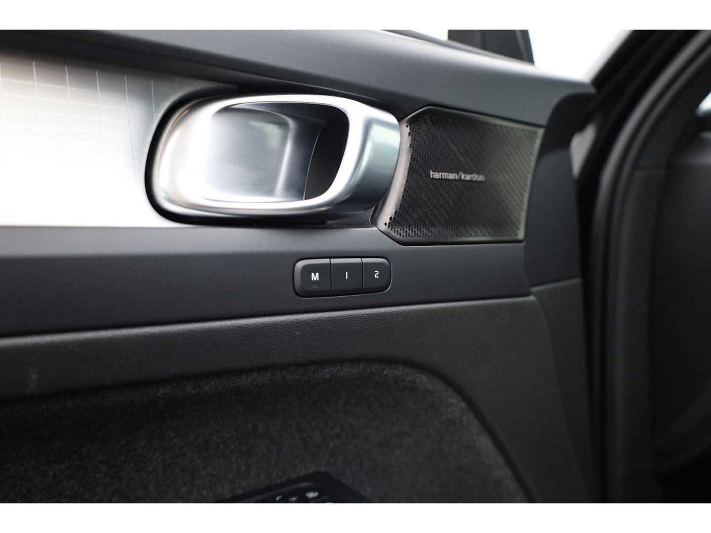 Volvo XC40 1.5 T5 Plug-in hybrid Plus Dark | Trekhaak | 360 camera | Stoel + stuurverw. | Elek. stoelen |