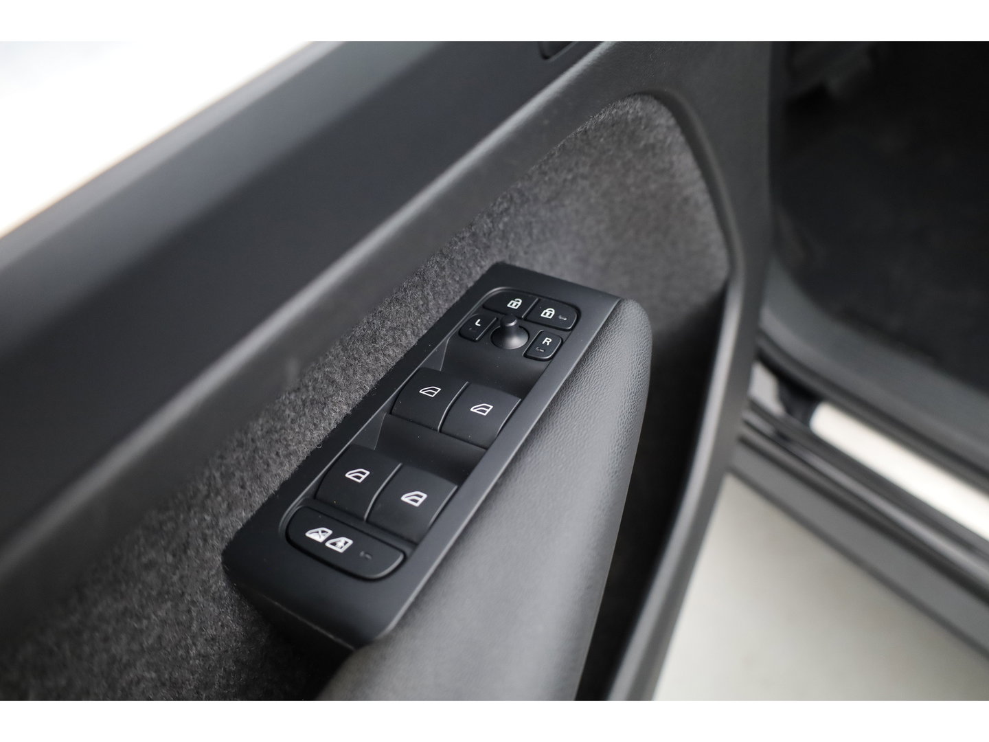 Volvo XC40 1.5 T5 Plug-in hybrid Plus Dark | Trekhaak | 360 camera | Stoel + stuurverw. | Elek. stoelen |