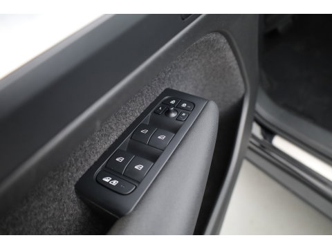 Volvo XC40 1.5 T5 Plug-in hybrid Plus Dark | Trekhaak | 360 camera | Stoel + stuurverw. | Elek. stoelen |