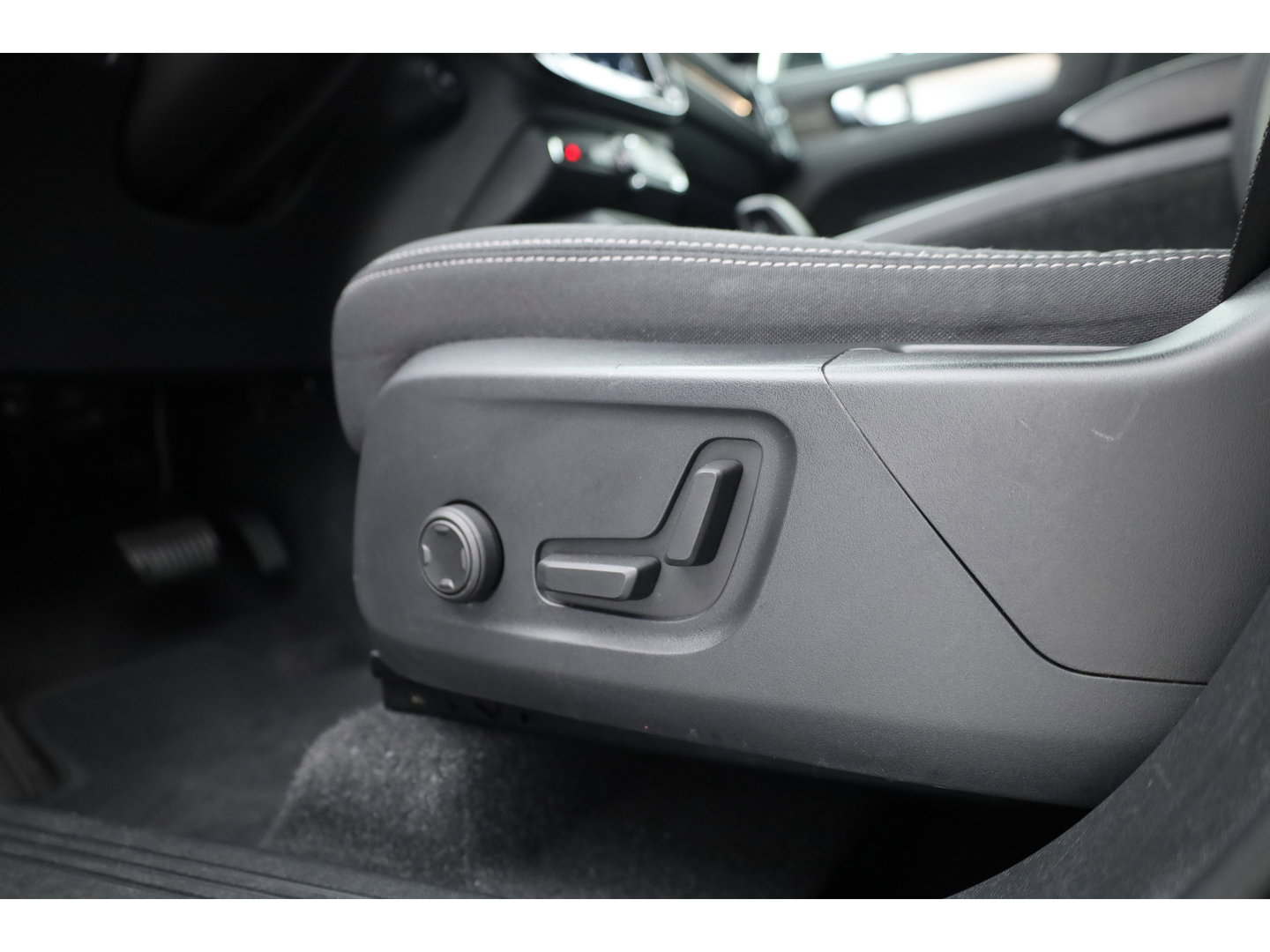 Volvo XC40 1.5 T5 Plug-in hybrid Plus Dark | Trekhaak | 360 camera | Stoel + stuurverw. | Elek. stoelen |
