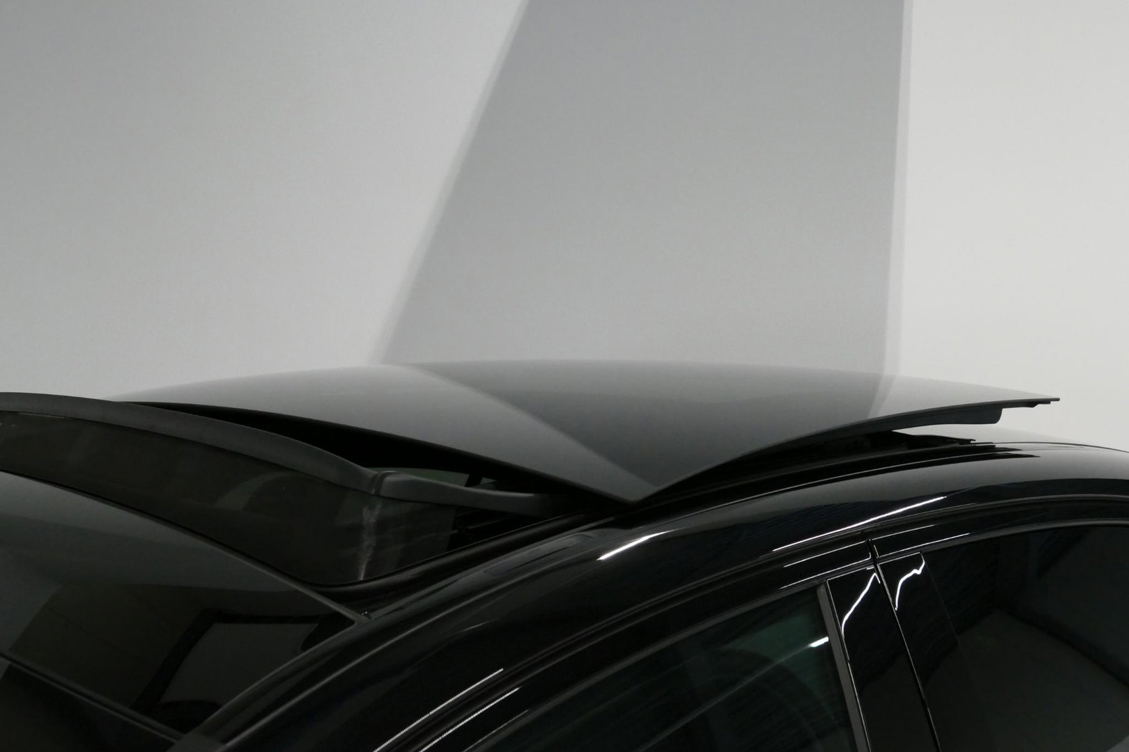 Mercedes-Benz E-Klasse 300 e AMG Line / E53 AMG Edition1 look / E53 AMG Diffuser / Panamericana Grille / Panoramadak / Burmester Surround Sound 4D / Elektr. verstelbare voorstoelen + memory / Digital Light (Laser) / Ambienteverlichting / HUD / Rondomzichtcamera / Apple Carplay 
