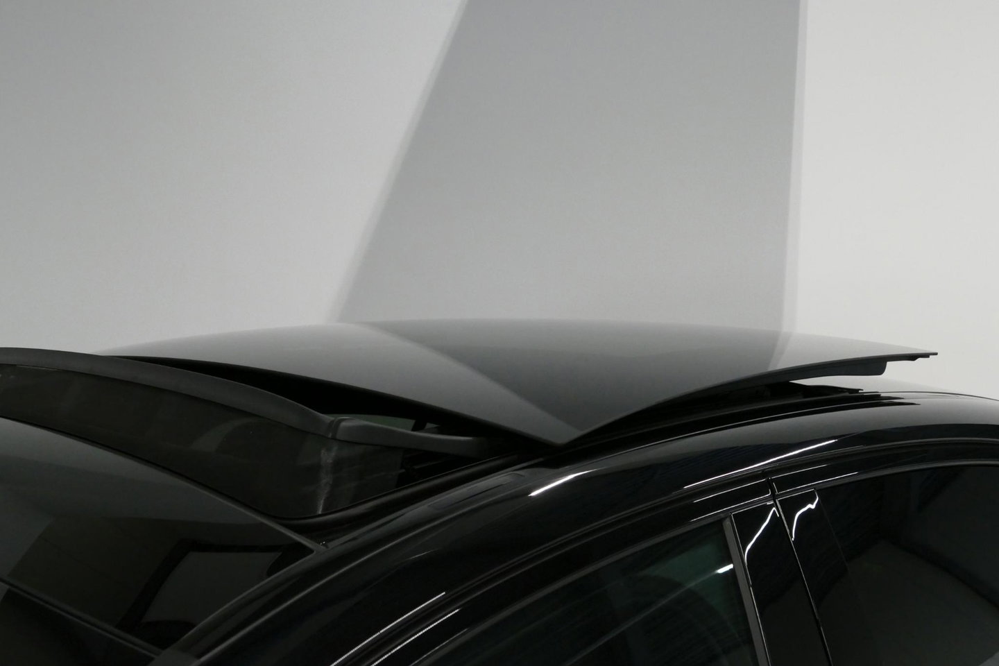 Mercedes-Benz E-Klasse 300 e AMG Line / E53 AMG Edition1 look / E53 AMG Diffuser / Panamericana Grille / Panoramadak / Burmester Surround Sound 4D / Elektr. verstelbare voorstoelen + memory / Digital Light (Laser) / Ambienteverlichting / HUD / Rondomzichtcamera / Apple Carplay 