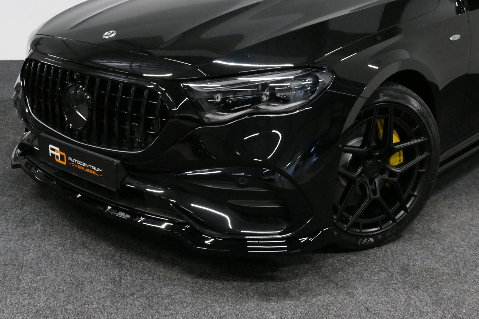 Mercedes-Benz E-Klasse 300 e AMG Line / E53 AMG Edition1 look / E53 AMG Diffuser / Panamericana Grille / Panoramadak / Burmester Surround Sound 4D / Elektr. verstelbare voorstoelen + memory / Digital Light (Laser) / Ambienteverlichting / HUD / Rondomzichtcamera / Apple Carplay 