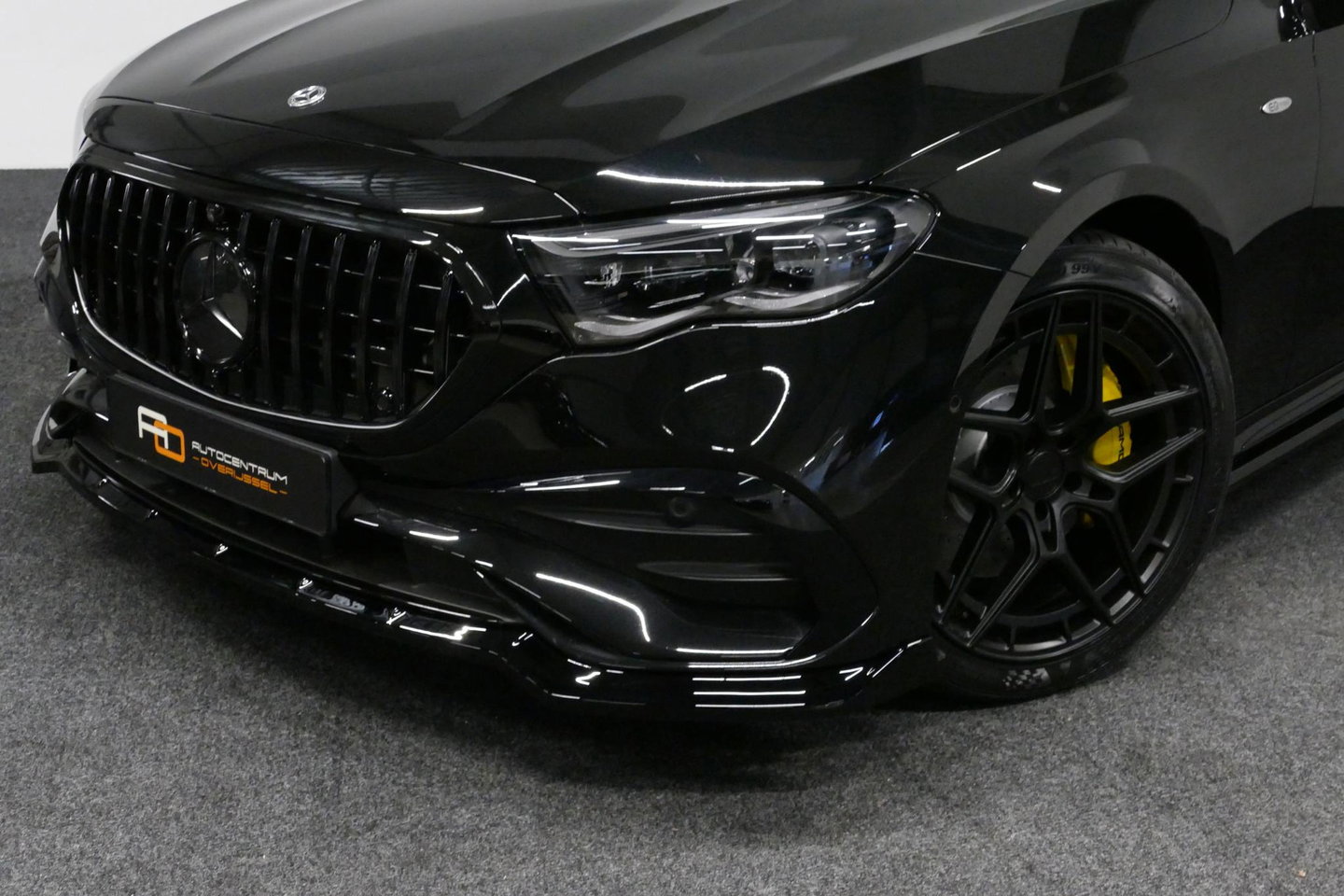 Mercedes-Benz E-Klasse 300 e AMG Line / E53 AMG Edition1 look / E53 AMG Diffuser / Panamericana Grille / Panoramadak / Burmester Surround Sound 4D / Elektr. verstelbare voorstoelen + memory / Digital Light (Laser) / Ambienteverlichting / HUD / Rondomzichtcamera / Apple Carplay 